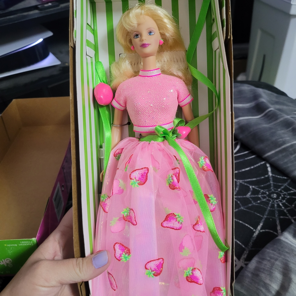 Vintage Nib Avon Barbie Strawberry Sorbet - Picture 2 of 6